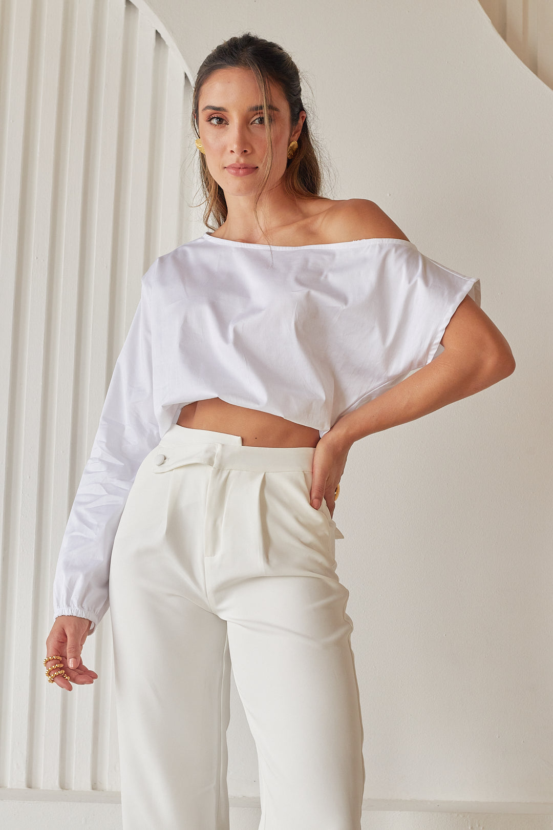 Este pantalón básico, con una pretina irregular, es perfecto para cualquier ocasión.