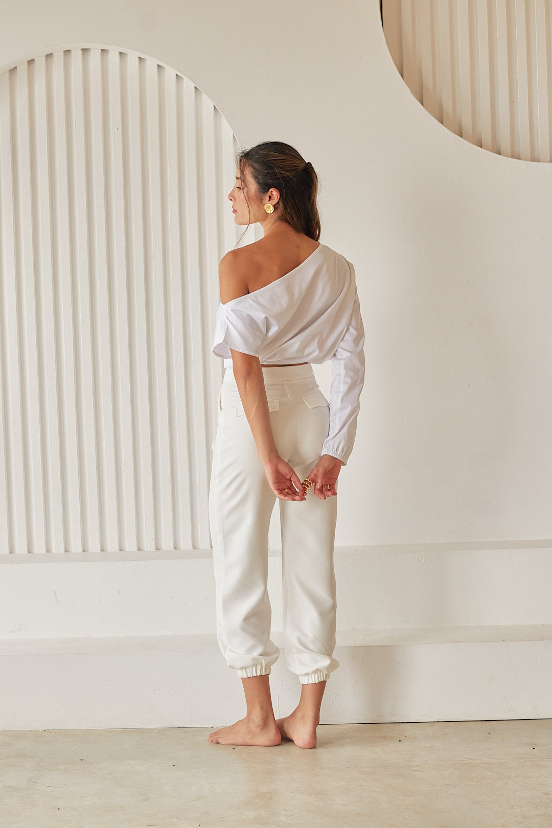 Este pantalón básico, con una pretina irregular, es perfecto para cualquier ocasión.