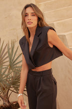 Chaleco cropped; espectacular, con hombreras. Ideal para usar con tenis o tacones.