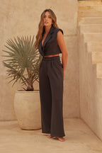 Chaleco cropped; espectacular, con hombreras. Ideal para usar con tenis o tacones.