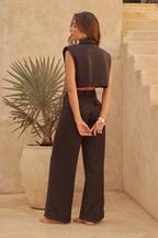 Chaleco cropped; espectacular, con hombreras. Ideal para usar con tenis o tacones.