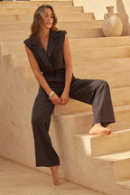 Chaleco cropped; espectacular, con hombreras. Ideal para usar con tenis o tacones.