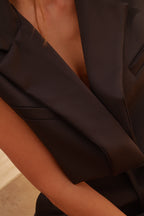 Chaleco cropped; espectacular, con hombreras. Ideal para usar con tenis o tacones.