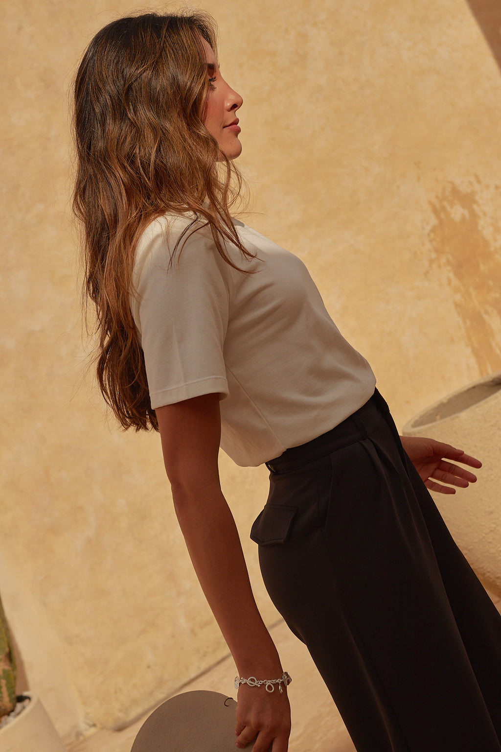  camiseta, confeccionada en 100% algodón, destaca por su toque coqueto y sofisticado gracias a las hombreras, que estilizan tu figura. 