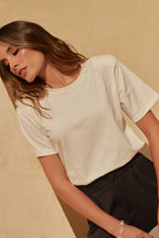  camiseta, confeccionada en 100% algodón, destaca por su toque coqueto y sofisticado gracias a las hombreras, que estilizan tu figura. 