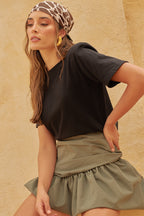  camiseta, confeccionada en 100% algodón, destaca por su toque coqueto y sofisticado gracias a las hombreras, que estilizan tu figura. 