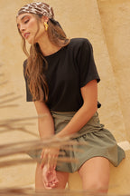  camiseta, confeccionada en 100% algodón, destaca por su toque coqueto y sofisticado gracias a las hombreras, que estilizan tu figura. 