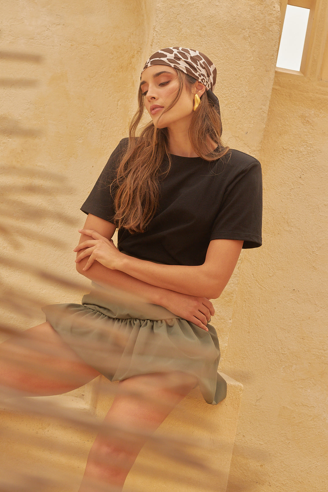  camiseta, confeccionada en 100% algodón, destaca por su toque coqueto y sofisticado gracias a las hombreras, que estilizan tu figura. 