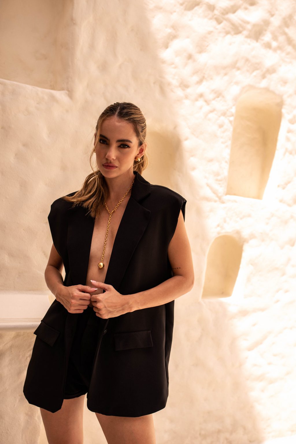 Un chaleco oversized con hombreras y un short básico que nos sacará siempre de apuros