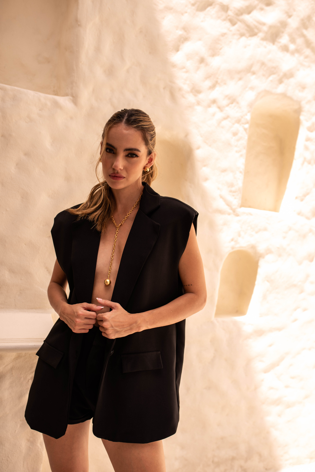 Un chaleco oversized con hombreras y un short básico que nos sacará siempre de apuros