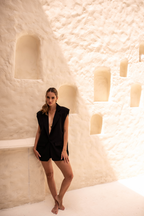 Un chaleco oversized con hombreras y un short básico que nos sacará siempre de apuros