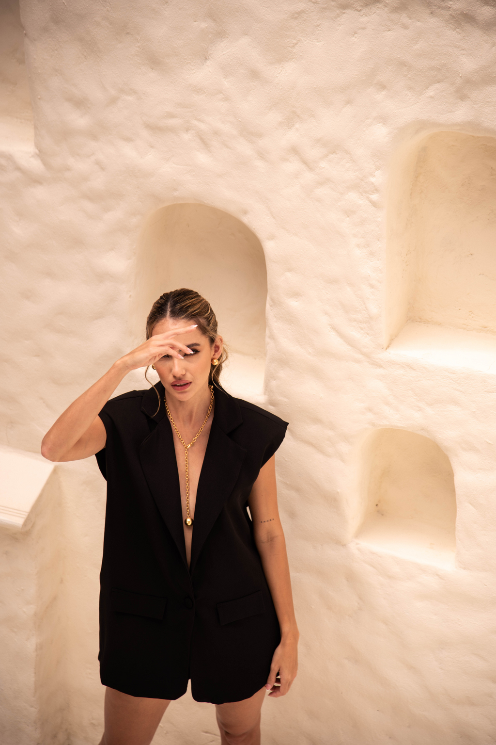 Un chaleco oversized con hombreras y un short básico que nos sacará siempre de apuros