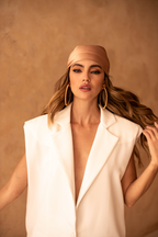 Un chaleco oversized con hombreras y un short básico que nos sacará siempre de apuros